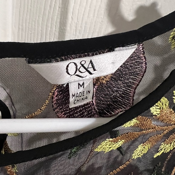 Q&A floral black mesh top size M - Picture 4 of 4